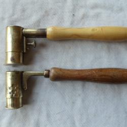 2 chargettes gradu&eacute;es &agrave; plomb et poudre  en laiton.en bon &eacute;tat.