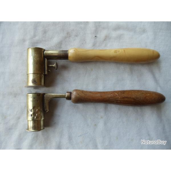 2 chargettes gradu�es � plomb et poudre  en laiton.en bon �tat.