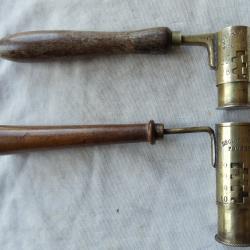 2 chargettes gradu&eacute;es &agrave; plomb et poudre  en laiton et cuivre nickel&eacute;.
