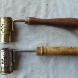 2 chargettes gradu&eacute;es &agrave; plomb et poudre  en laiton et cuivre nickel&eacute;.en bon &eacute;tat.