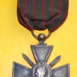 M&eacute;daille D&eacute;coration Militaire CROIX DE GUERRE 1914-1917 REPUBLIQE FRANCAISE   ,  BON ETAT VOIR PHOTO