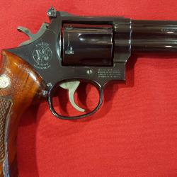 SMITH & WESSON REVOLVER MOD.586 5" CAL. 357 MAG. CROSSE BOIS TRES BON ETAT