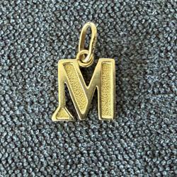 Pendentif or massif 18 carats - lettre M