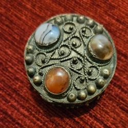 Petite bo&icirc;te ancienne en laiton d&eacute;cor filigran&eacute; et pierres cabochon - bo&icirc;te &agrave;  bijoux