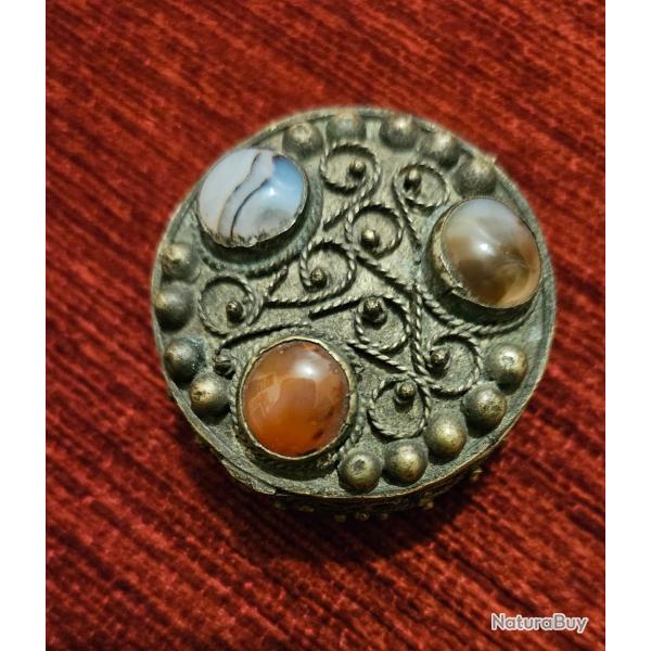 Petite bo�te ancienne en laiton d�cor filigran� et pierres cabochon - bo�te �  bijoux