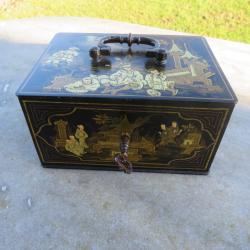 Ancien coffre-fort dit "serre-bijoux ", &agrave; d&eacute;cor chinois en laque &Eacute;poque Napol&eacute;on III - FRANCE (XIX&eacute;)