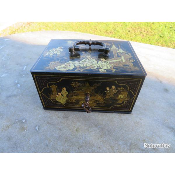 Ancien coffre-fort dit "serre-bijoux ", � d�cor chinois en laque �poque Napol�on III - FRANCE (XIX�)