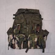 Un Soldat En Uniforme Tactique De Camouflage Et Une Armure De Corps Militaire Sur Fond Marron Gilet Pare Balles Stocks Combat Image272697283