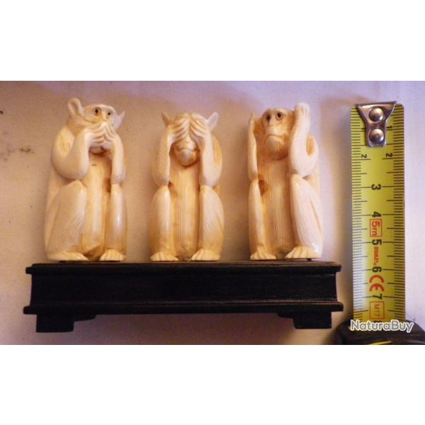 Les Trois  Singes de la Sagesse en os et socle bois finement sculpt�s ++