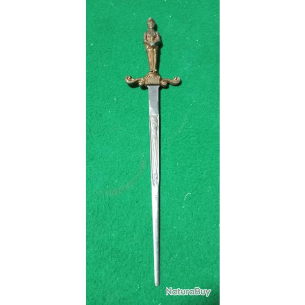 Grand ouvre lettre en forme de stilet