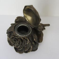 Encrier rose en r&eacute;gule 19e si&egrave;cle - Forme de rose