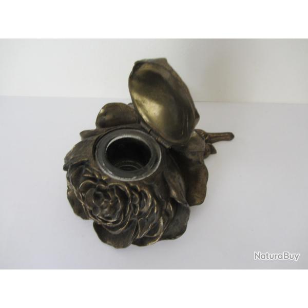 Encrier rose en r�gule 19e si�cle - Forme de rose