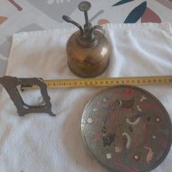 Lot laiton, assiette, burette parfum et cadre