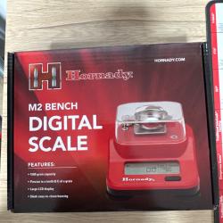 BALANCE HORNADY M2 DIGITAL BENCH et HORNADY DOSEUSE DE POUDRE LOCK-N-LOAD