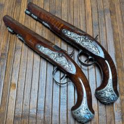 BELLE PAIRE DE PISTOLETS DE LUXE POUR OFFICIER ANCIENNEMENT A SILEX TOUTES GARNITURES ARGENT CISEL&Eacute;S