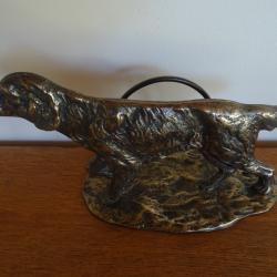Sculpture en bronze chien de chasse &agrave; l'arr&ecirc;t , porte lettres