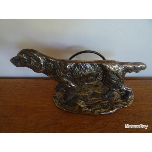 Sculpture en bronze chien de chasse � l'arr�t , porte lettres