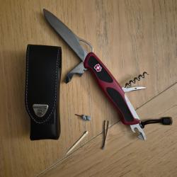 Couteau victorinox ranger grip 61 rouge avec &eacute;tui en cuir noir victorinox, clip ceinture rotatif