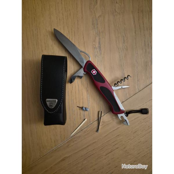 Couteau victorinox ranger grip 61 rouge avec �tui en cuir noir victorinox, clip ceinture rotatif