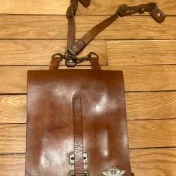 Porte cartes allemand ou sovi&eacute;tique 2eme GM avec insigne