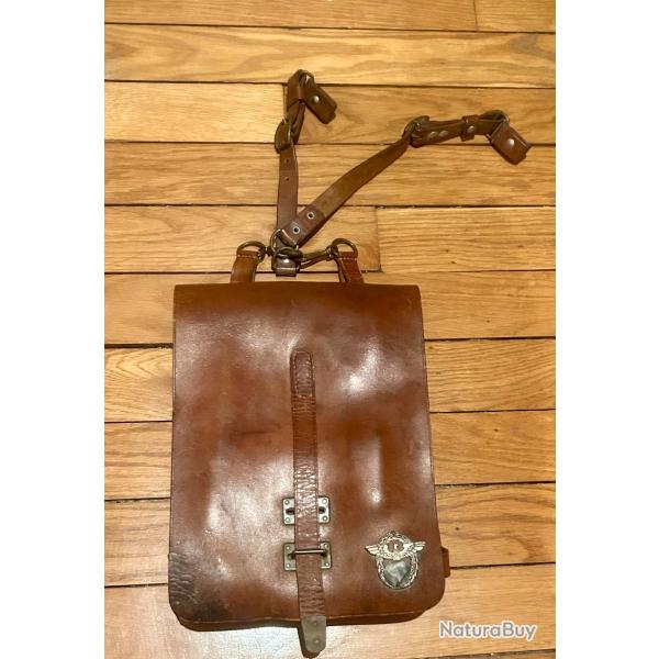 Porte cartes allemand ou sovi�tique 2eme GM avec insigne