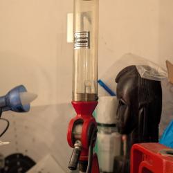 Doseuse volum&eacute;trique Hornady avec molette de r&eacute;glage tr&egrave;s pr&eacute;cise.