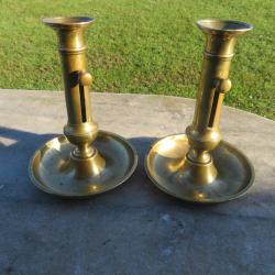 Ancienne paire de bougeoirs en laiton massif avec poussoir - FRANCE (XIX&eacute;)