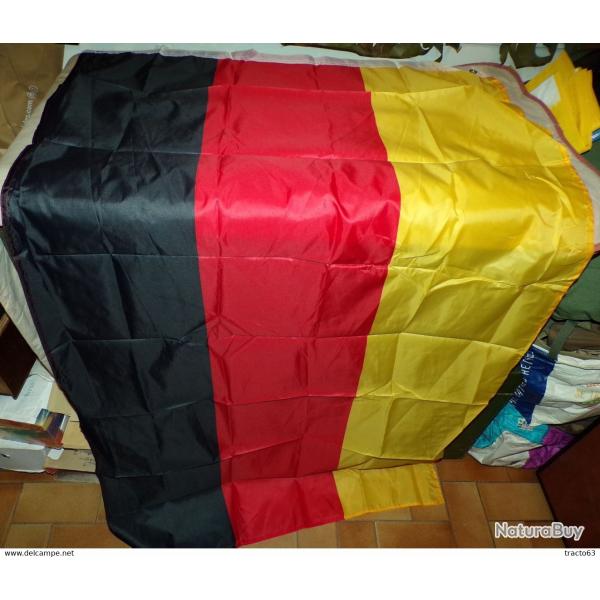 DRAPEAU DE L'ALLEMAGNE�, DIMENSION 150 CM X 90 CM , DEUX OEUILLETS POUR LE SUSPENDRE , ETAT NEUF VOI