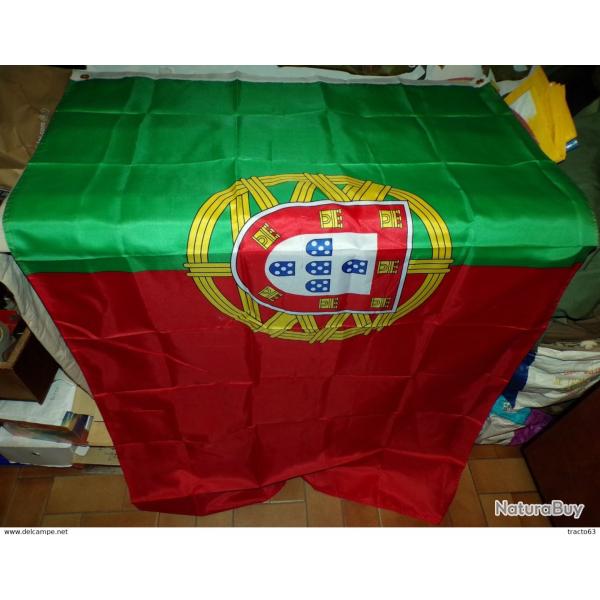 DRAPEAU DU PORTUGAL�, DIMENSION 150 CM X 90 CM , DEUX OEUILLETS POUR LE SUSPENDRE , ETAT NEUF VOIR P