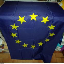 DRAPEAU DE L'UNION EUROPEENNE&nbsp;, DIMENSION 150 CM X 90 CM , DEUX OEUILLETS POUR LE SUSPENDRE , ETAT N