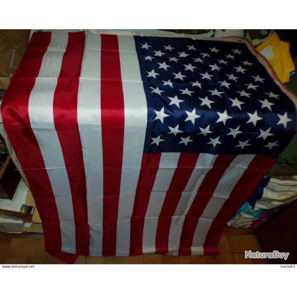 DRAPEAU DES ETATS UNIS D'AMERIQUE , DIMENSION 150 CM X 90 CM , DEUX OEUILLETS POUR LE SUSPENDRE , ET