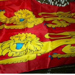 DRAPEAU DE LA NORMANDIE&nbsp;&nbsp;, DIMENSION 150 CM X 90 CM , DEUX OEUILLETS POUR LE SUSPENDRE , ETAT NEUF V