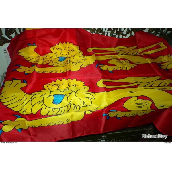 DRAPEAU DE LA NORMANDIE��, DIMENSION 150 CM X 90 CM , DEUX OEUILLETS POUR LE SUSPENDRE , ETAT NEUF V