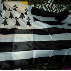 DRAPEAU DE LA BRETAGNE&nbsp;, DIMENSION 150 CM X 90 CM , DEUX OEUILLETS POUR LE SUSPENDRE , ETAT NEUF VOI