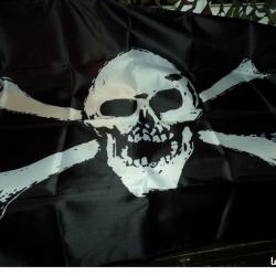 DRAPEAU DES PIRATES&nbsp;&nbsp;, DIMENSION 150 CM X 90 CM , DEUX OEUILLETS POUR LE SUSPENDRE , ETAT NEUF VOIR