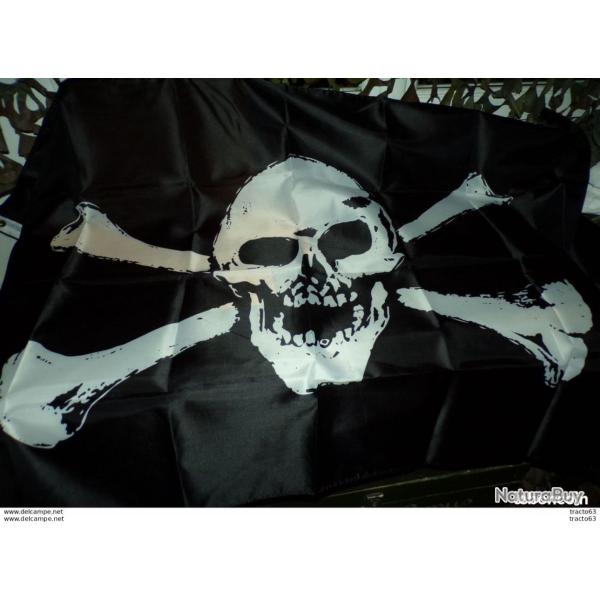 DRAPEAU DES PIRATES��, DIMENSION 150 CM X 90 CM , DEUX OEUILLETS POUR LE SUSPENDRE , ETAT NEUF VOIR