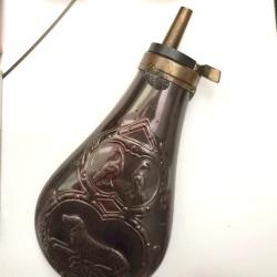 Poire a poudre noire et accessoire perdesolli