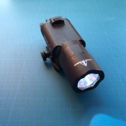 Lampe tactique: X300 Ultra pour airsoft, compatible avec rails picatinny standard de 20mm