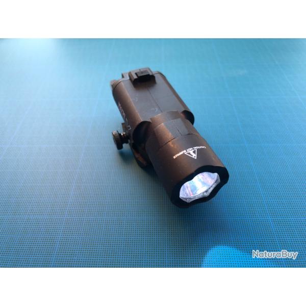 Lampe tactique: X300 Ultra pour airsoft, compatible avec rails picatinny standard de 20mm