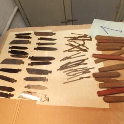 Int&eacute;ressant, lot de lames de couteaux, de Manches, et ressorts de Fermetures.                    (1)