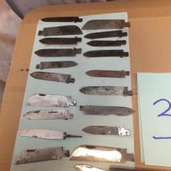 Int&eacute;ressant, lot de lames de couteaux, de Manches, et ressorts de Fermetures.                    (3)