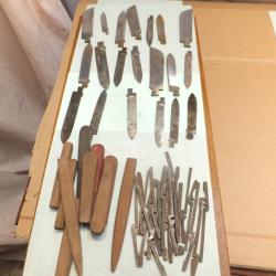 Int&eacute;ressant, lot de lames de couteaux, de Manches, et ressorts de Fermetures.                    (A)