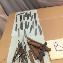 Int&eacute;ressant, lot de lames de couteaux, de Manches, et ressorts de Fermetures.                    (B)