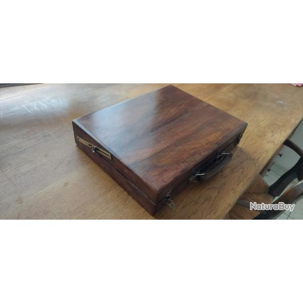 Beau coffret ancien id�al pour arme de poing de collection