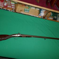 Fusil de chasse &agrave; percussion crosse grav&eacute;e avec une t&ecirc;te de sanglier