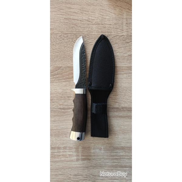 Couteau de Chasse Classique - Lame Acier 440 Finition Noire - Manche Bois & M�tal - 23,3 cm