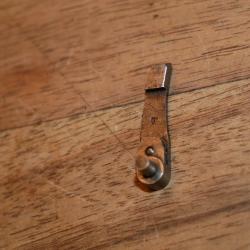 Doigt &eacute;l&eacute;vateur de revolver 1892 r&eacute;glementaire