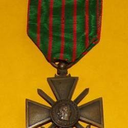 MEDAILLE CROIX DE GUERRE 1914-1915  , REPUBLIQUE FRANCAISE ,  BON ETAT VOIR PHOTOS  . POUR TOUT RENS