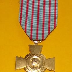 MEDAILLE CROIX DU COMBATTANT  , REPUBLIQUE FRANCAISE ,  BON ETAT VOIR PHOTOS  . POUR TOUT RENSEIGNEM