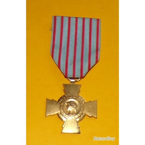 MEDAILLE CROIX DU COMBATTANT  , REPUBLIQUE FRANCAISE ,  BON ETAT VOIR PHOTOS  . POUR TOUT RENSEIGNEM
